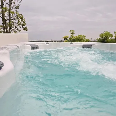 Cs Skyline Rooftop De Nage