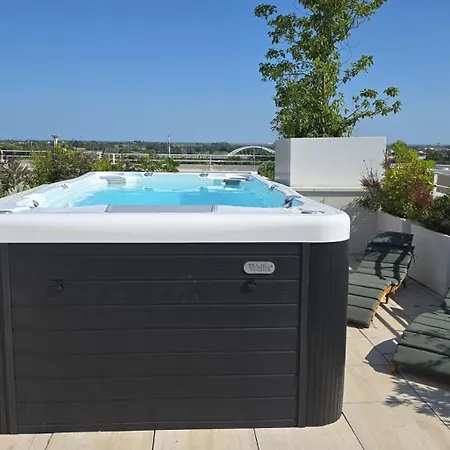 Cs Skyline Rooftop De Nage Apartman